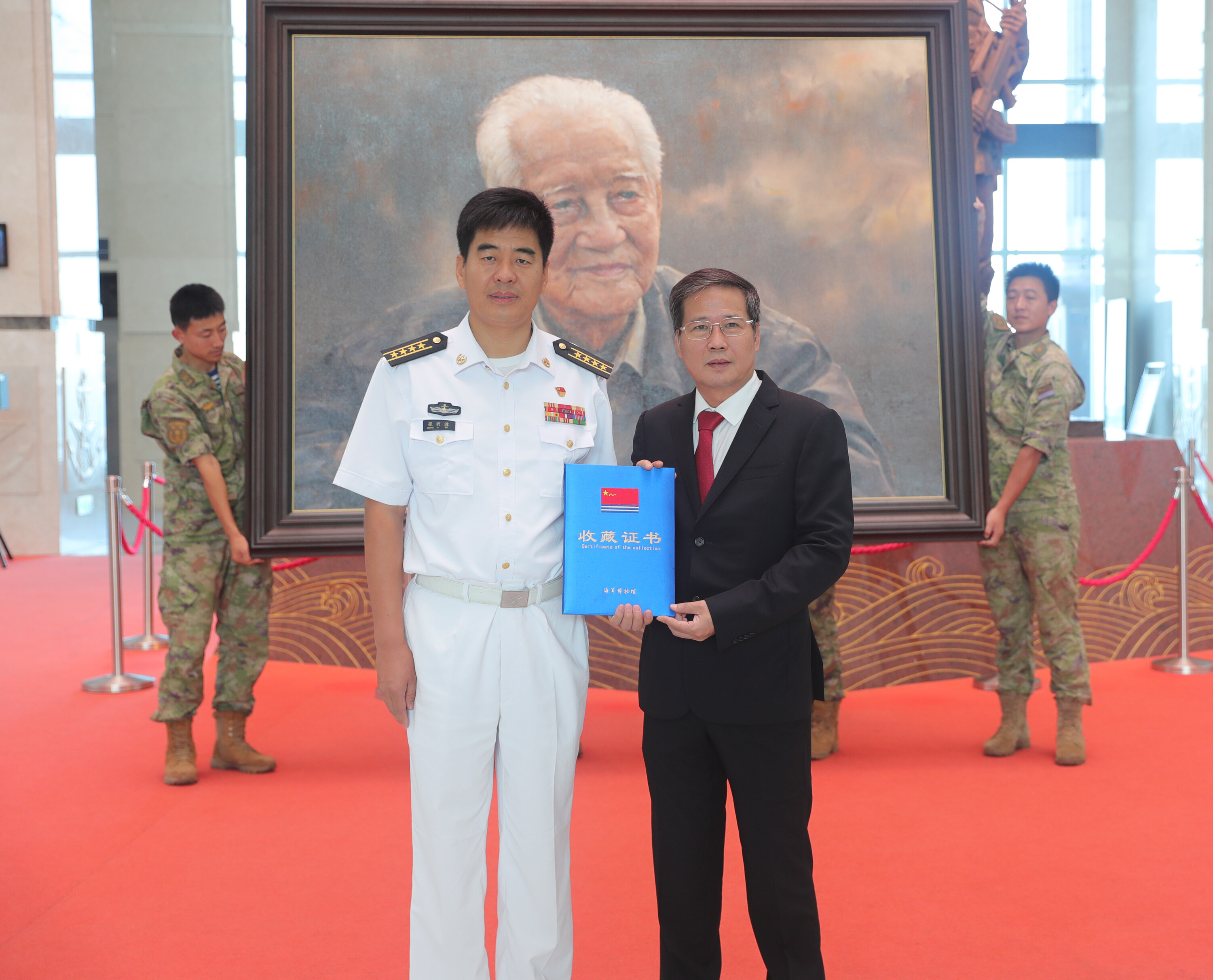 中國(guó)人民解放軍海軍博物館館長(zhǎng)張利波（左）向廣東畫(huà)院副院長(zhǎng)馮少協(xié)頒發(fā)收藏證書(shū).jpg