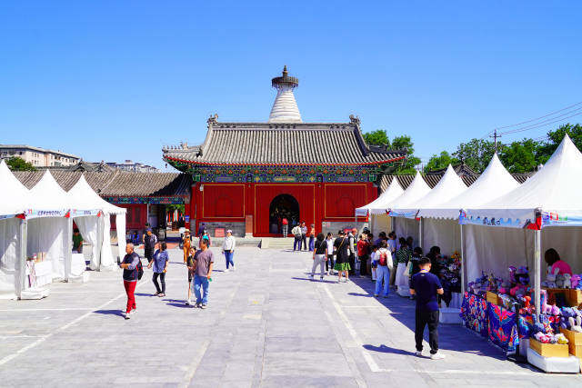 2024年5月，“北京白塔文化市集”在已有700余年歷史的妙應(yīng)寺白塔下舉行。