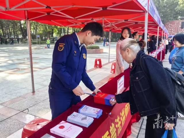 韶關(guān)消防宣傳員化身“火焰藍(lán)”消防講師。